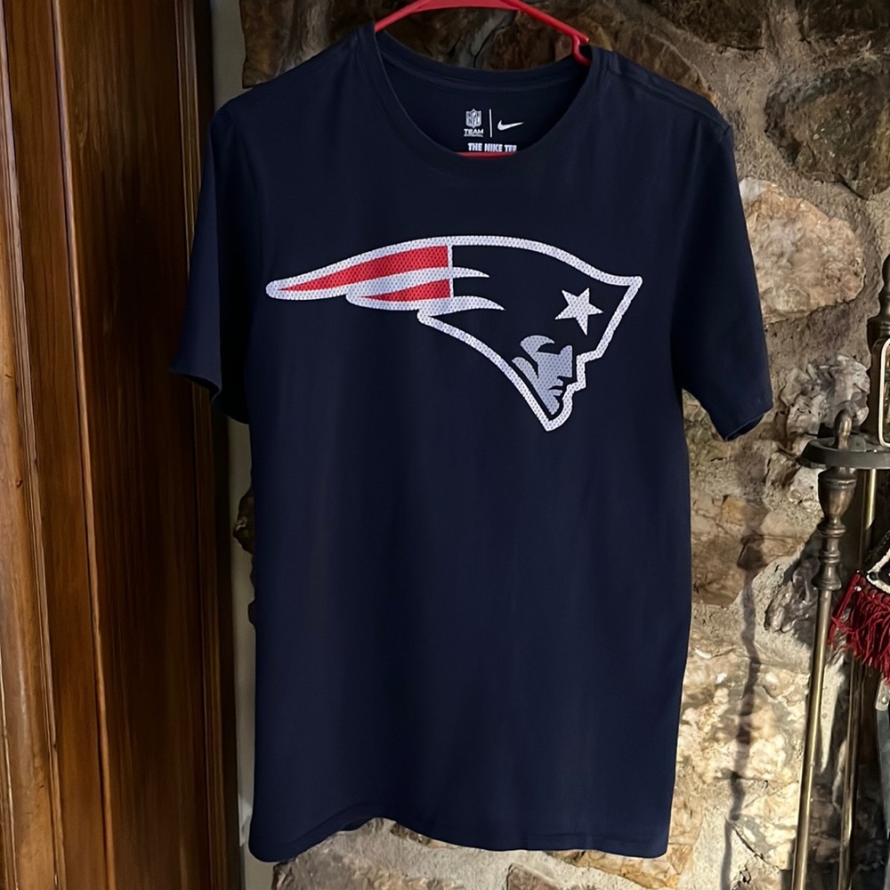 Mens size Small Patriots (large logo) t-shirt Navy Blue